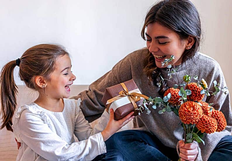 Luxury Christmas Gift Ideas for Mum This Year